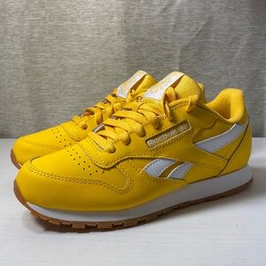 🎉HP🎉Reebok, NWOT Girls Classic Reebok gold/white sneakers. Size 3.5